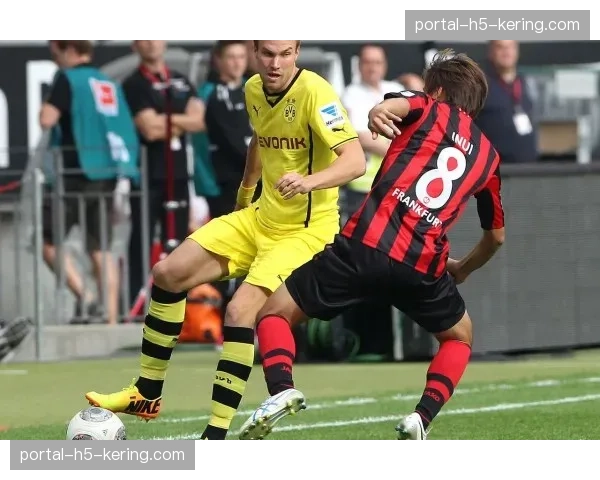 “德甲：斯图加特3-2逆转多特蒙德，吉拉西梅开二度，多特跌出前四”